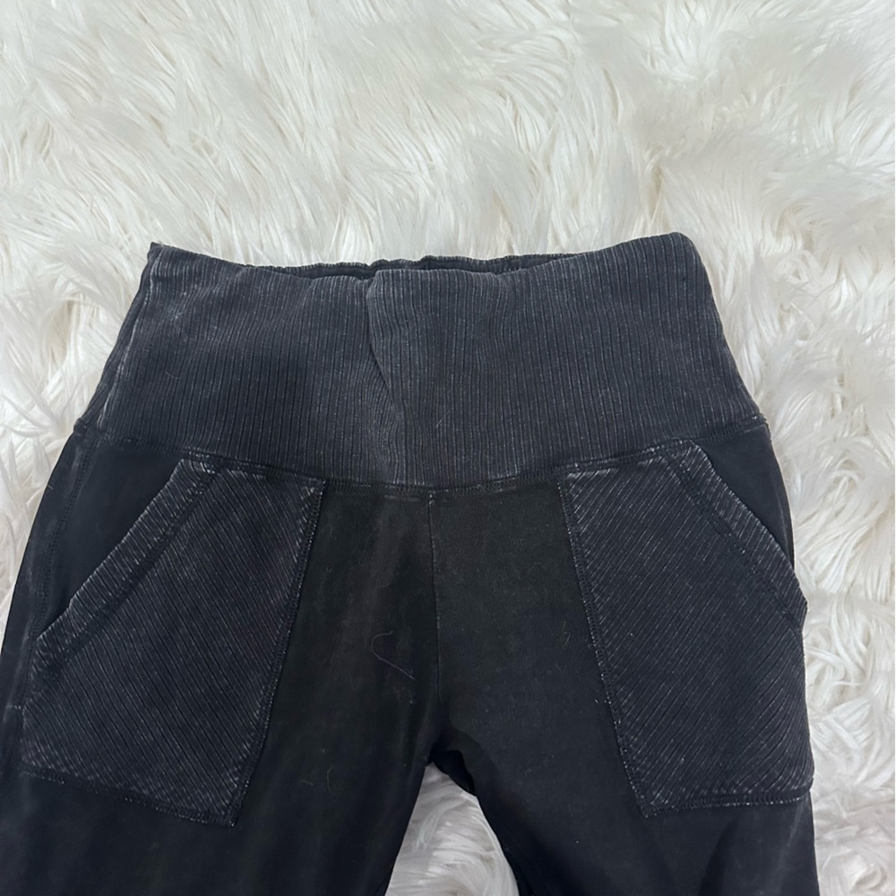Black Leggings With Pockets - Picture 3 of 4